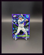 Baseball Trading Card Dalton Rushing mit lila Holo-Design und Rookie-Symbol, stehend auf Ständer