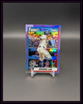 Baseball Trading Card Brooks Lee Minnesota Twins in Schutzhülle auf schwarzem Hintergrund