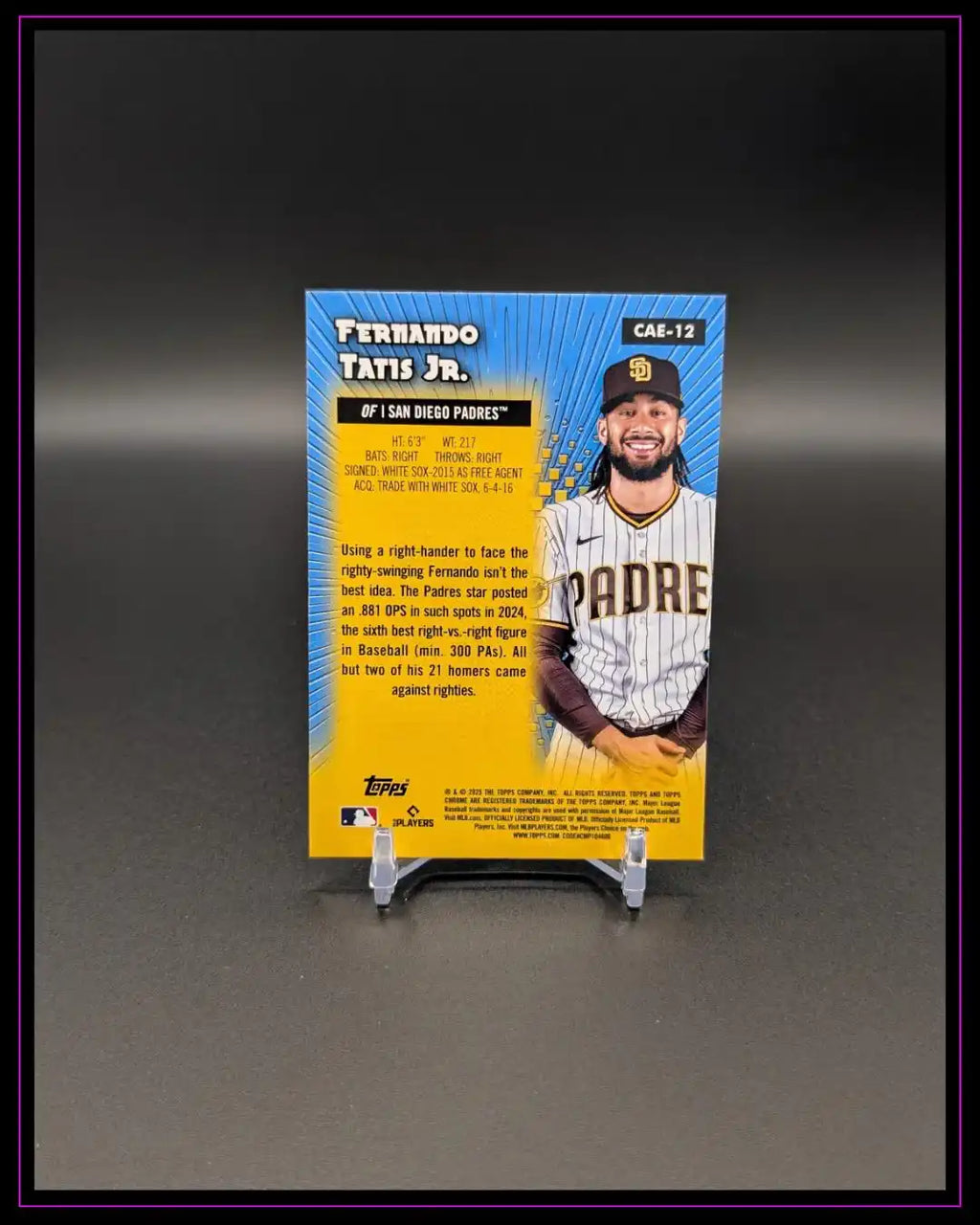 Rückseite einer Trading Card von Fernando Tatis Jr. im San Diego Padres-Trikot auf Kartenständer