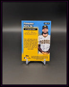 Rückseite einer Trading Card von Fernando Tatis Jr. im San Diego Padres-Trikot auf Kartenständer