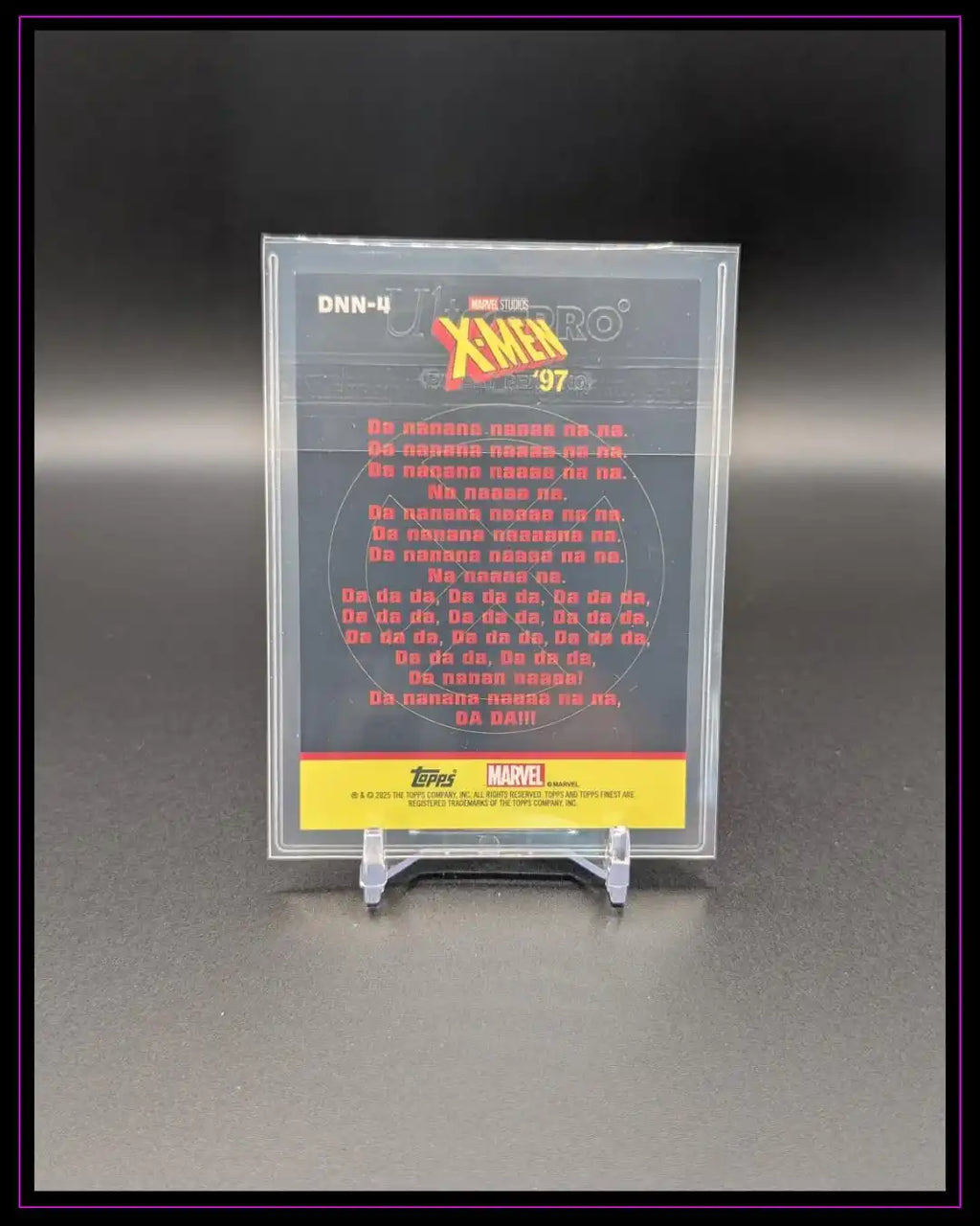 Rückseite einer X-Men '97 Trading Card im Schutzcase auf schwarzem Hintergrund, Marvel, Topps