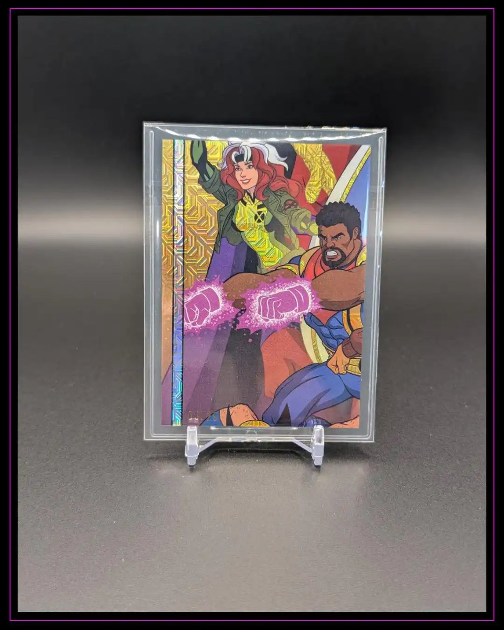 Hochwertige Trading Card mit zwei Comic-Helden im dynamischen Design, geschützt in Hülle