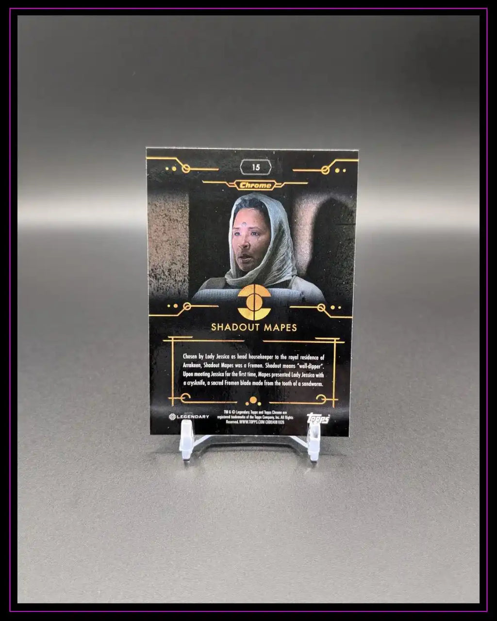 Dune Trading Card Rückseite mit Shadout Mapes Motiv, Sammlerstück auf Display