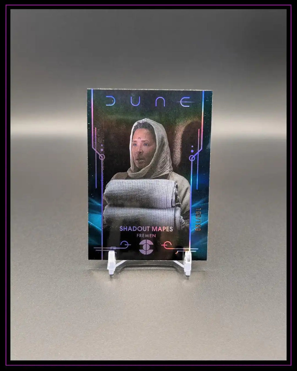 Dune Trading Card mit Shadout Mapes Fremen Motiv auf Kartenständer, Sci-Fi Sammelkarte