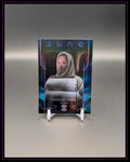 Dune Trading Card mit Shadout Mapes Fremen Motiv auf Kartenständer, Sci-Fi Sammelkarte
