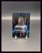 Dune Trading Card mit Shadout Mapes Fremen Motiv auf Kartenständer, Sci-Fi Sammelkarte