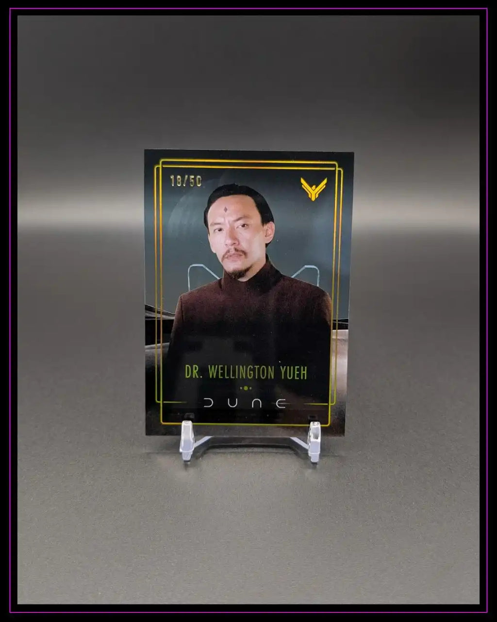 Dune Trading Card Dr. Wellington Yueh, limitierte Auflage, Sammelkarte auf Ständer