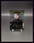 Dune Trading Card Dr. Wellington Yueh, limitierte Auflage, Sammelkarte auf Ständer