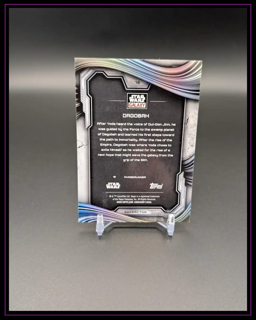 Rückseite einer Star Wars Galaxy Sammelkarte auf Ständer, Text zu Dagobah, Refractor Edition