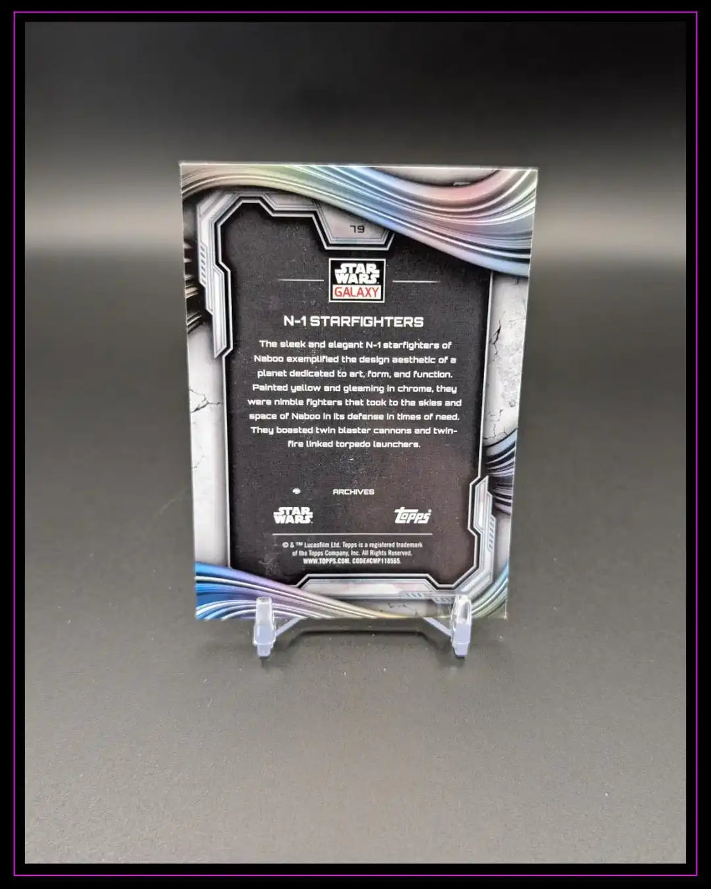 Rückseite einer Star Wars Galaxy Trading Card N-1 Starfighters auf Kartenständer