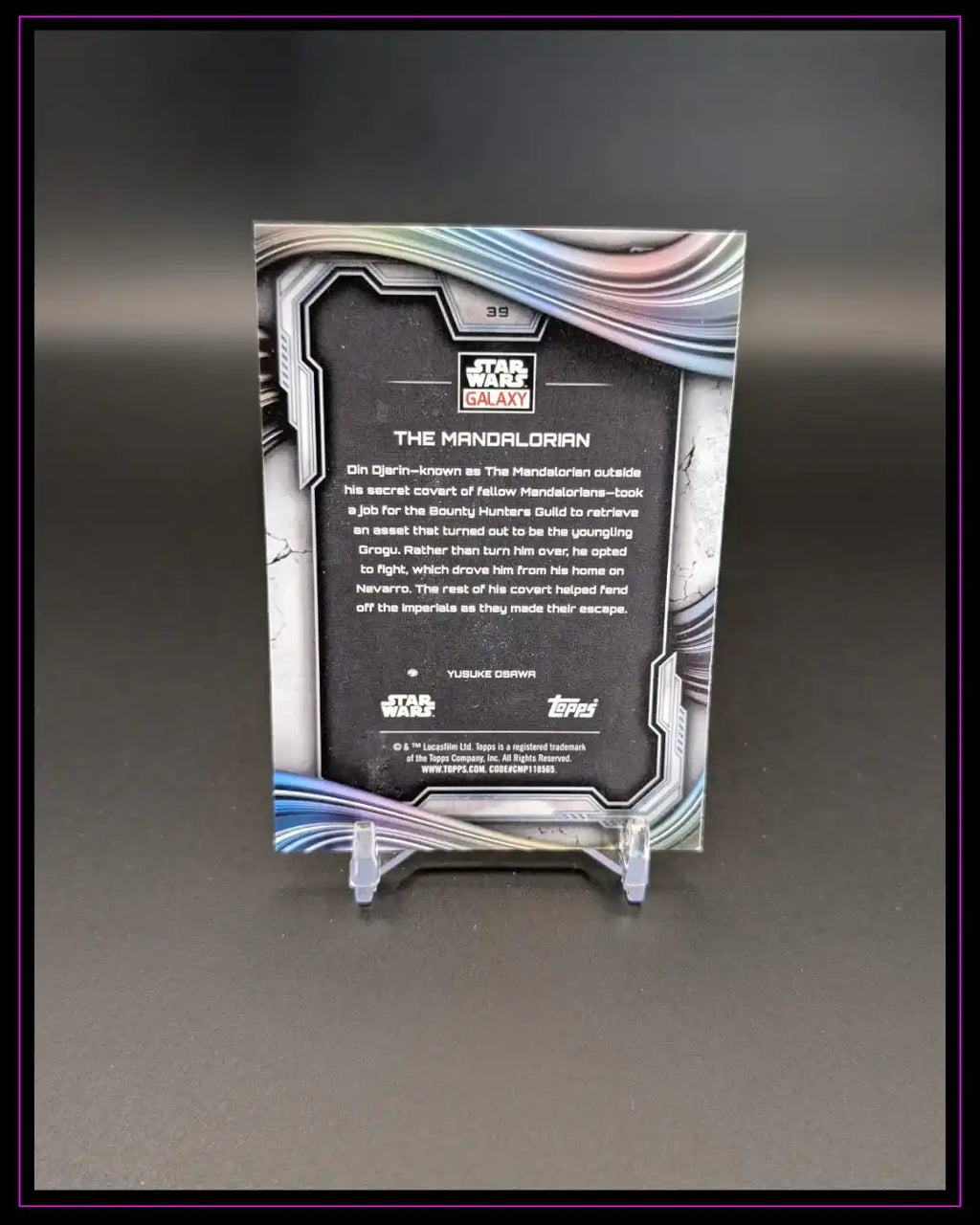 Rückseite einer Star Wars The Mandalorian Trading Card auf Kartenständer, Sammelkarte