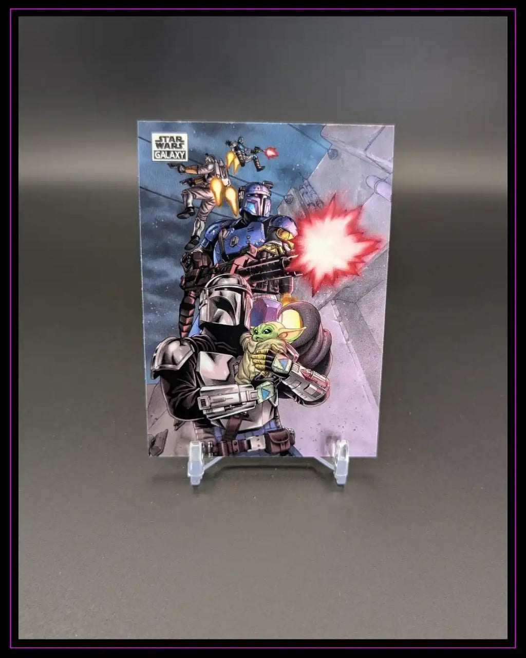 Star Wars Trading Card mit Mandalorianer, Grogu und Action-Szene, Sammelkarte auf Ständer