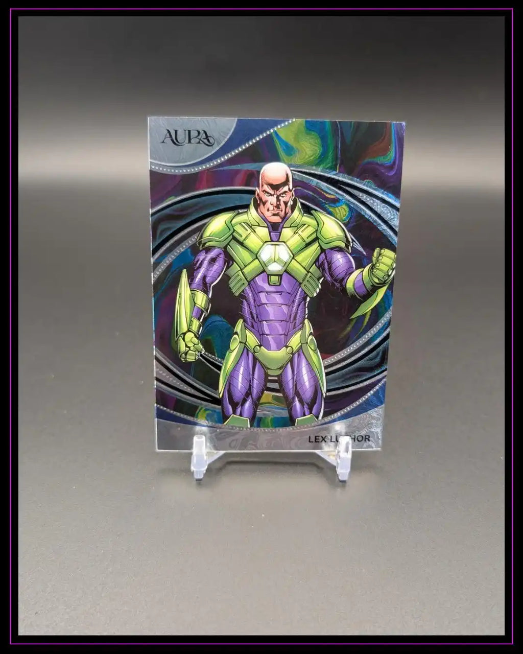 Lex Luthor Sammelkarte mit grün-lila Rüstung auf farbigem Hintergrund, Trading Card