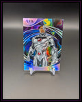 Holografische Trading Card Cyborg mit farbenfrohem Muster, auf Kartenständer ausgestellt.
