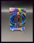 Holografische Trading Card mit Superhelden-Motiv, bunte Aura-Effekte, moderne Sammelkarte