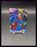 Holografische Trading Card mit Comic-Superheld Superman auf buntem Hintergrund