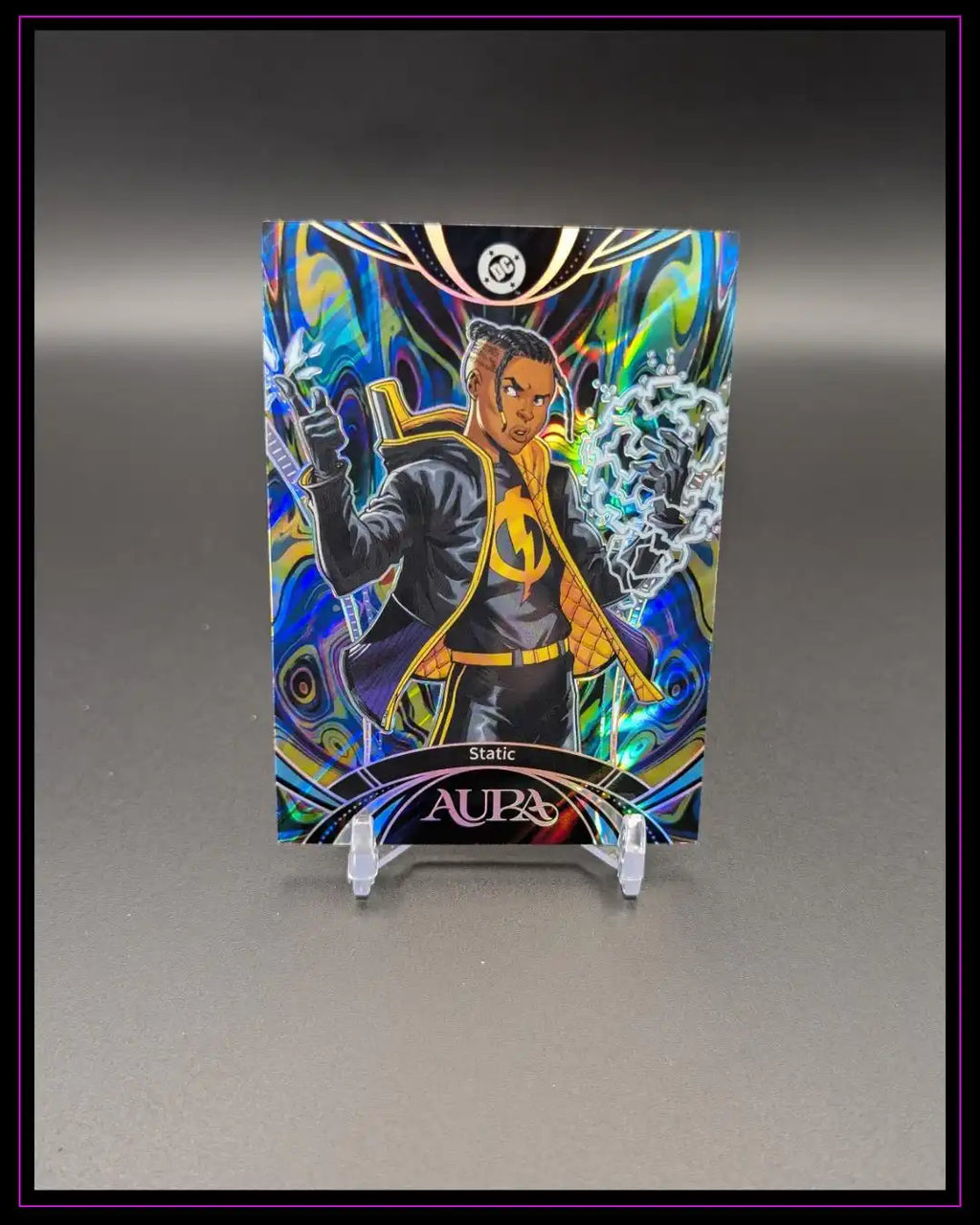 Holografische Trading Card mit Superheld Static, bunte Aura-Effekte, Sammelkarte auf Ständer.