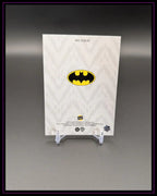 Rückseite einer Trading Card mit Batman-Logo, auf Kartenständer, neutraler Hintergrund
