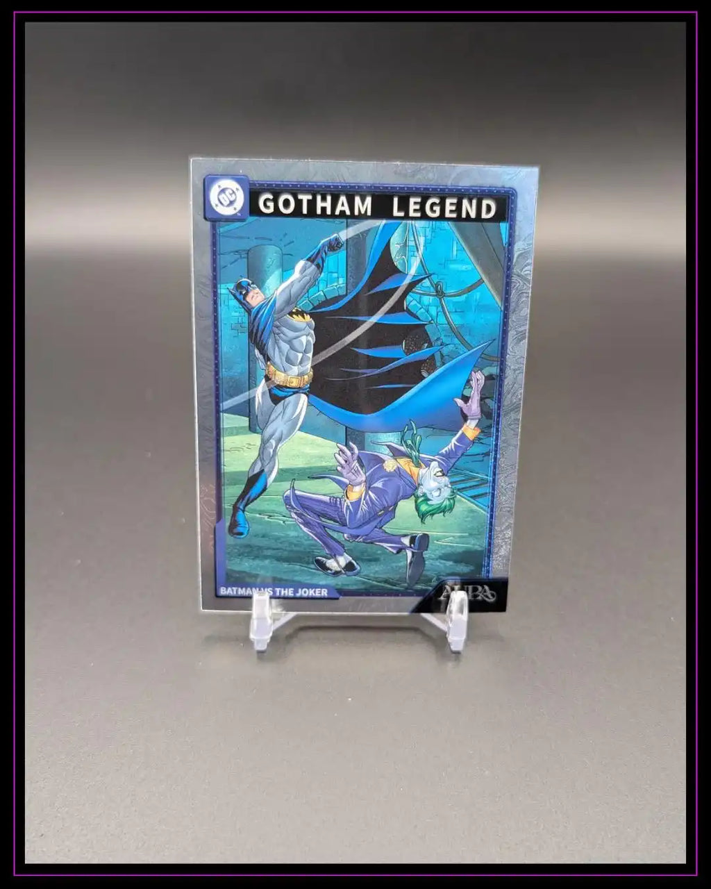 Gotham Legend Trading Card mit Batman und Joker Motiv, Sammelkarte auf Ständer ausgestellt