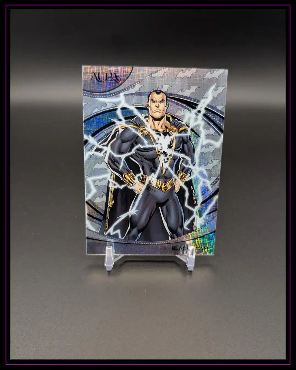 Glänzende Trading Card mit Comic-Superheld in schwarzem Anzug und Blitzen, auf Ständer