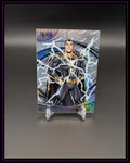 Glänzende Trading Card mit Comic-Superheld in schwarzem Anzug und Blitzen, auf Ständer