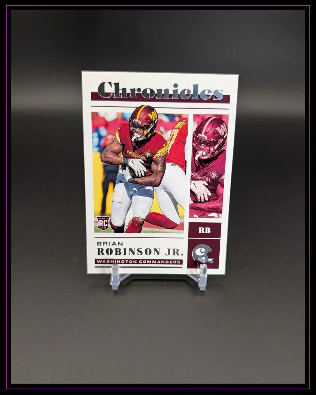 Trading Card Brian Robinson Jr., Washington Commanders, Football, auf Ständer vor schwarzem Hintergrund