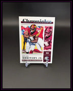 Trading Card Brian Robinson Jr., Washington Commanders, Football, auf Ständer vor schwarzem Hintergrund