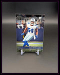 NFL Trading Card von Football-Spieler im weißen Cowboys-Trikot auf schwarzem Hintergrund