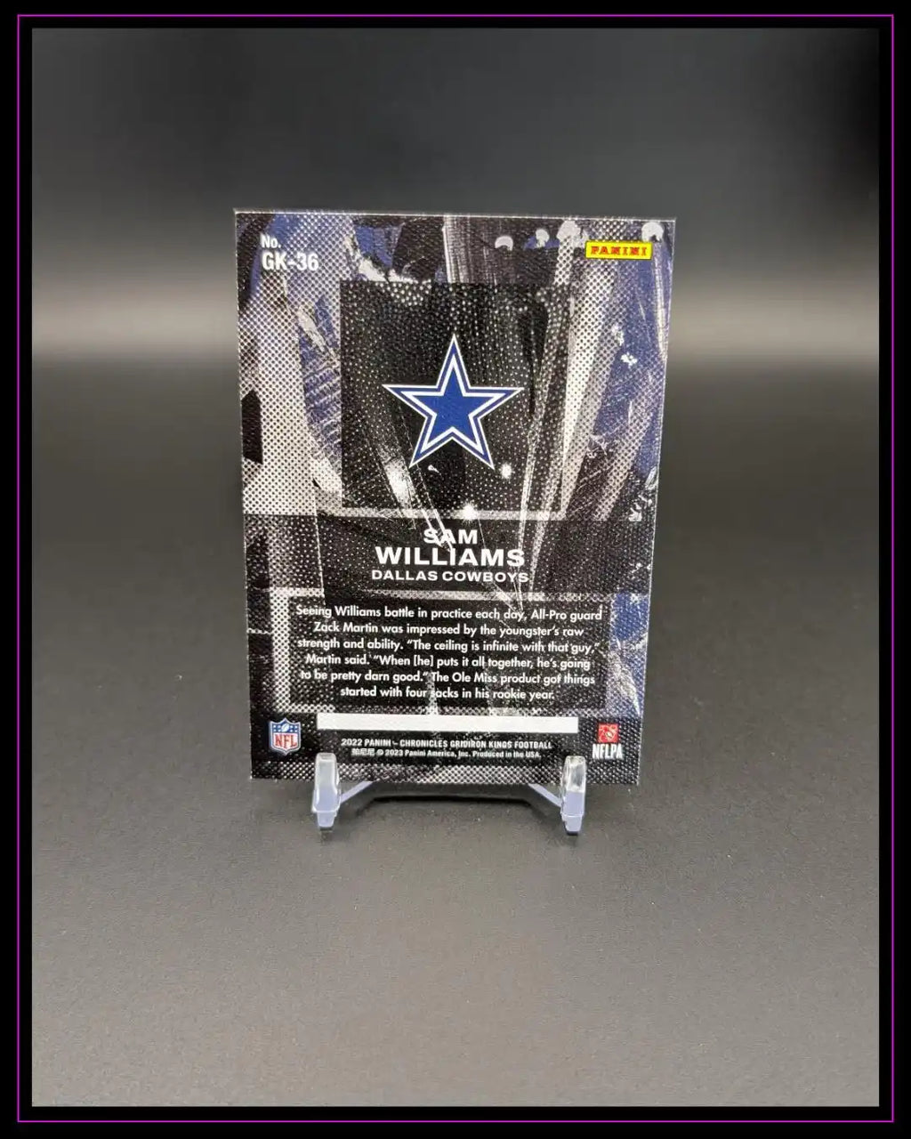 Rückseite einer Panini Trading Card Sam Williams Dallas Cowboys auf Kartenständer, NFL Logo
