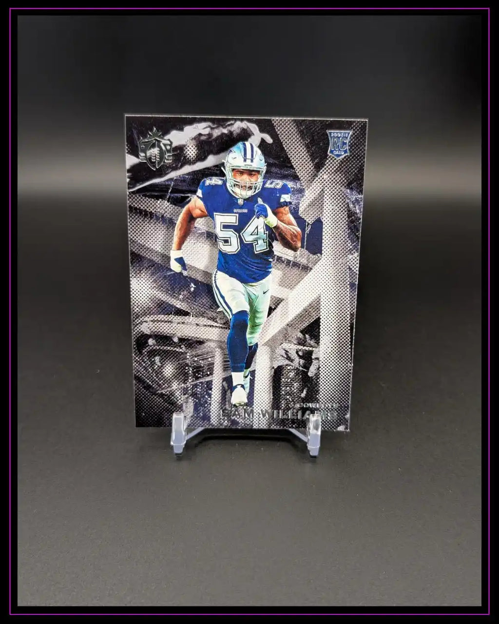 American Football Trading Card mit Spieler im blauen Trikot auf schwarzem Hintergrund