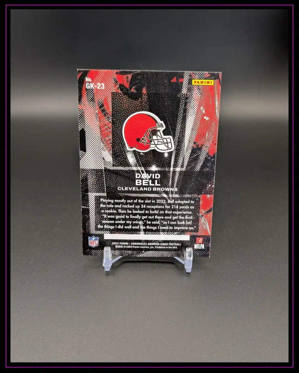 Rückseite einer Panini Football Trading Card von David Bell, Cleveland Browns, auf Kartenständer