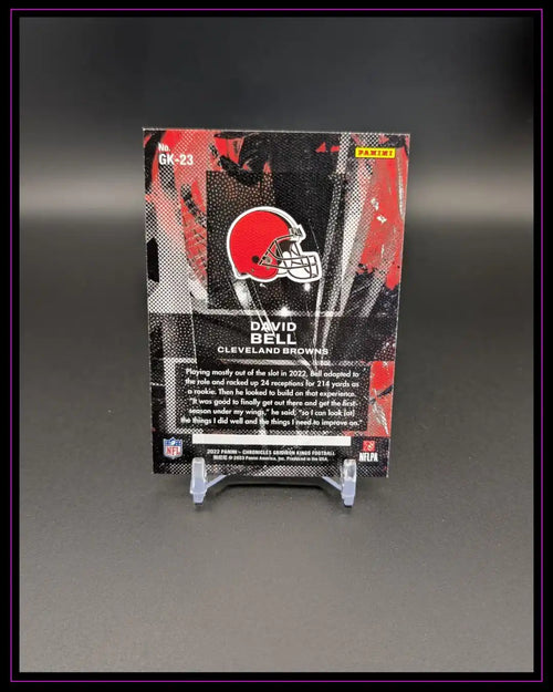 Rückseite einer Panini Football Trading Card von David Bell, Cleveland Browns, auf Kartenständer