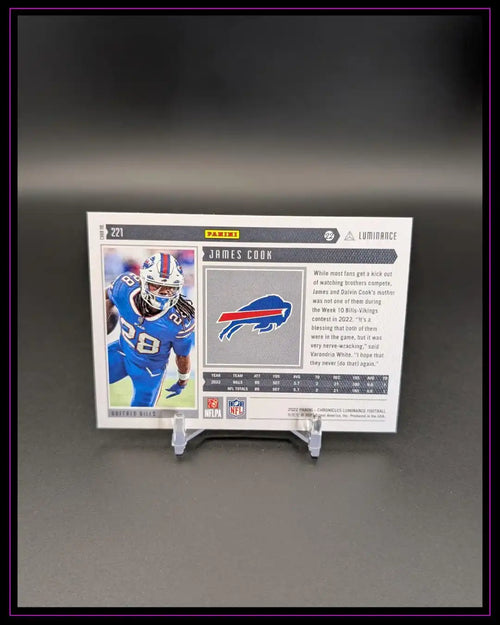 Rückseite einer Panini NFL Trading Card von James Cook, Buffalo Bills, auf schwarzem Hintergrund.