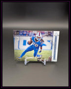 Football Trading Card mit Spieler im blauen Trikot, Rookie Card, auf Ständer vor schwarzem Hintergrund