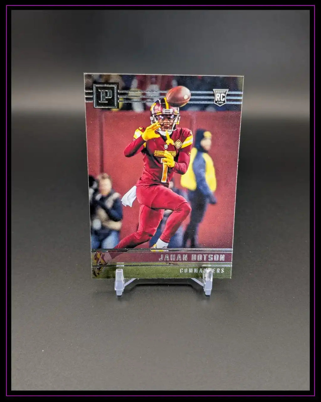 Jahan Dotson Football Trading Card, NFL Rookie Karte, auf Kartenhalter