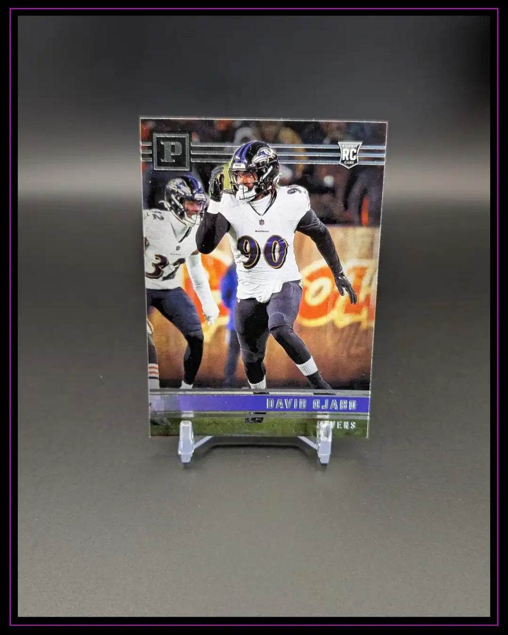 NFL Trading Card mit Footballspieler der Baltimore Ravens, Rookie Karte, im Kartenhalter