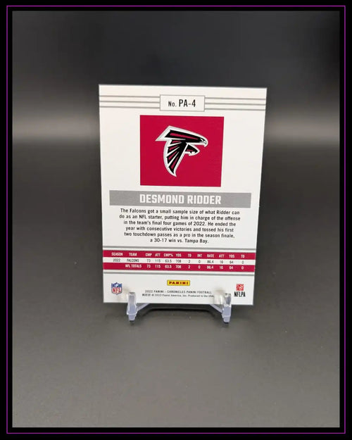 Rückseite einer NFL Trading Card von Desmond Ridder der Atlanta Falcons auf Kartenhalter