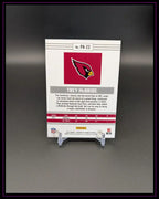 Rückseite einer NFL Trading Card von Trey McBride, Arizona Cardinals, in Kartenhalter.