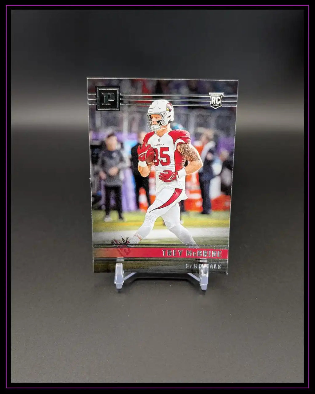 NFL Trading Card Trey McBride Arizona Cardinals Rookie Karte auf Ständer vor dunklem Hintergrund