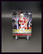 NFL Trading Card Trey McBride Arizona Cardinals Rookie Karte auf Ständer vor dunklem Hintergrund