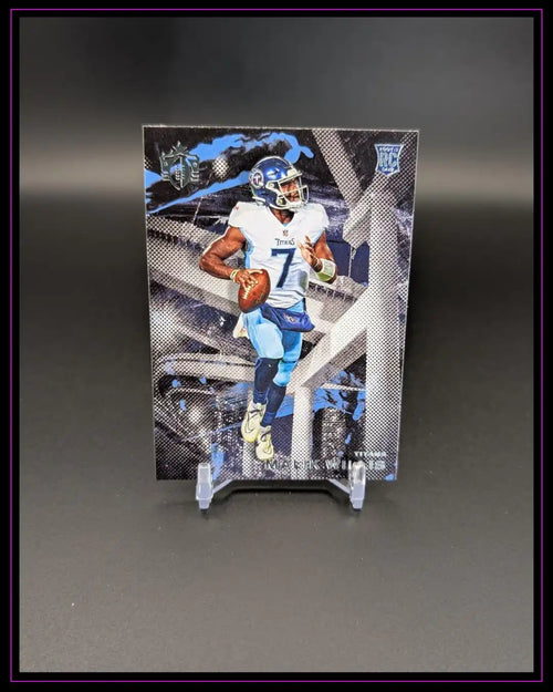 NFL Trading Card mit Football-Spieler in Titans-Uniform auf schwarzem Hintergrund, Rookie Card
