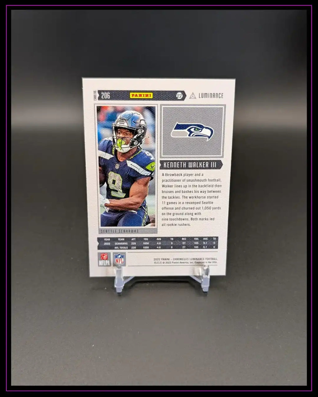 Panini Luminance Football Sammelkarte Kenneth Walker III Seattle Seahawks auf Ständer