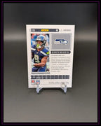 Panini Luminance Football Sammelkarte Kenneth Walker III Seattle Seahawks auf Ständer