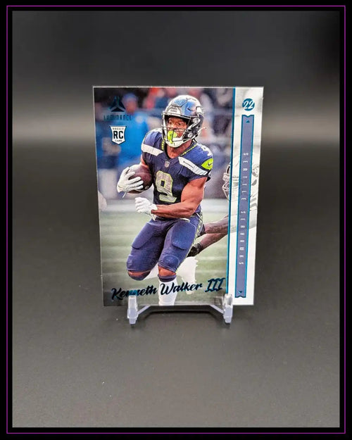 Kenneth Walker III Rookie Trading Card der Seattle Seahawks auf Ständer, Sport-Sammelkarte