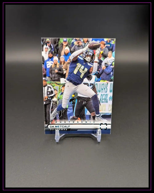 DK Metcalf Football Trading Card der Seattle Seahawks auf Display mit Actionfoto