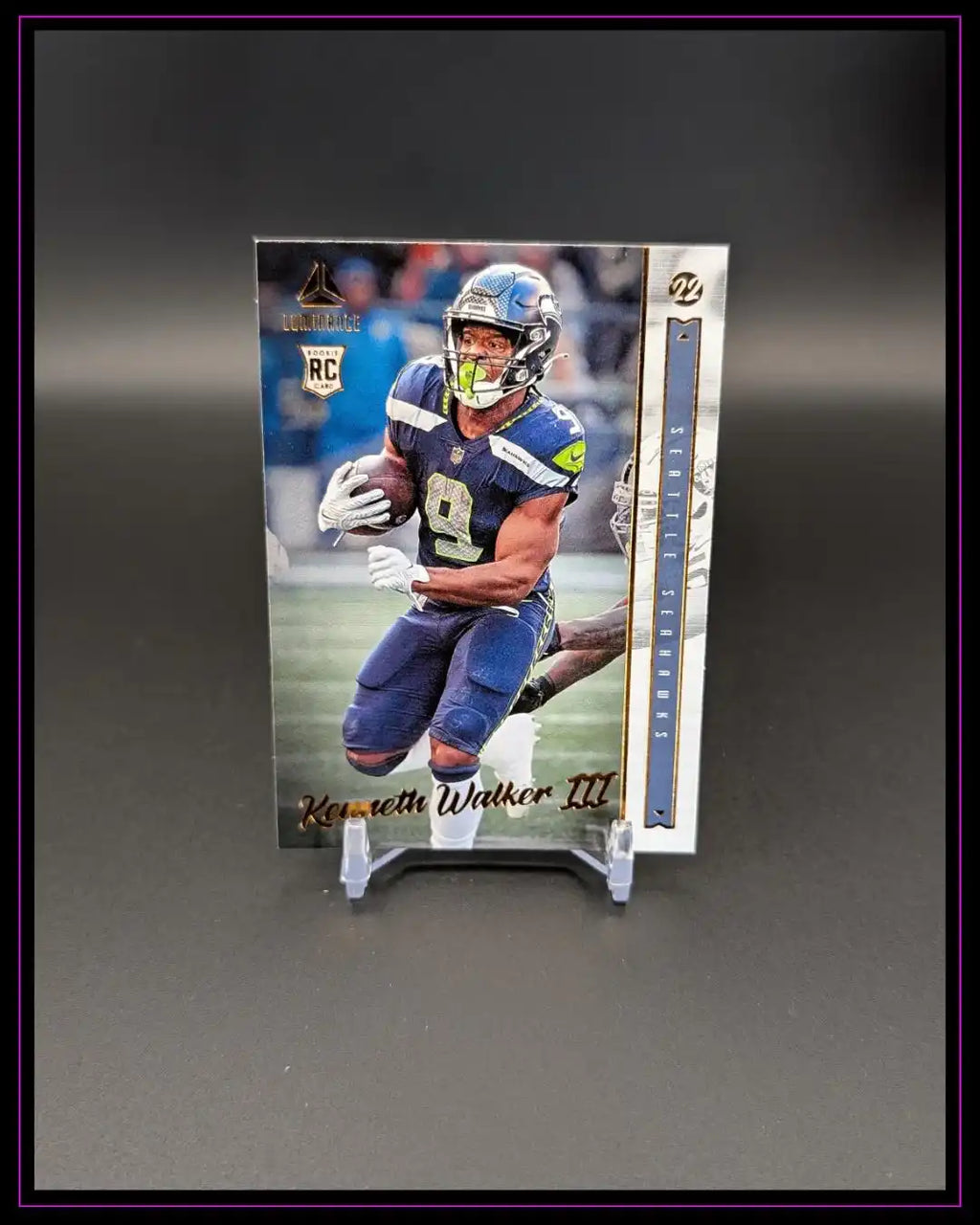 NFL Trading Card, Kenneth Walker III im Seahawks-Trikot, Rookie-Sammelkarte auf Ständer