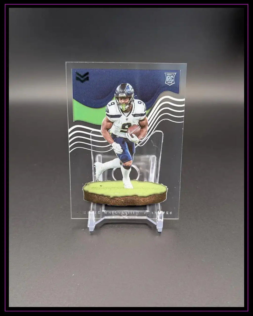 American Football Trading Card mit Spieler im Seahawks-Trikot, Rookie Card, auf Ständer