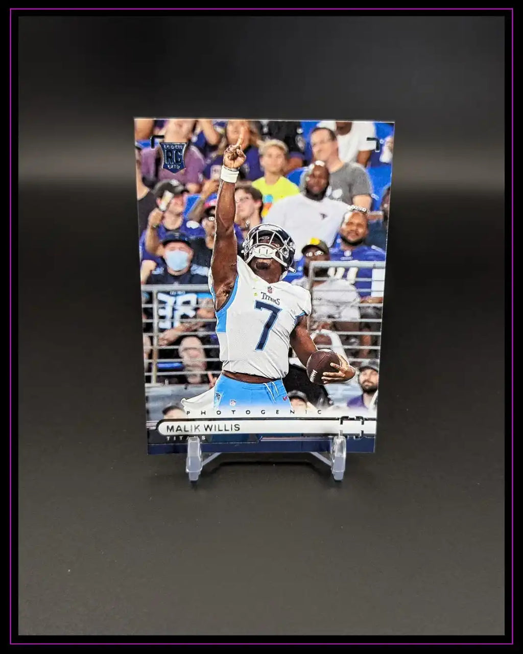 NFL Trading Card mit Football-Spieler im Titans-Trikot, jubelnd auf schwarzem Hintergrund