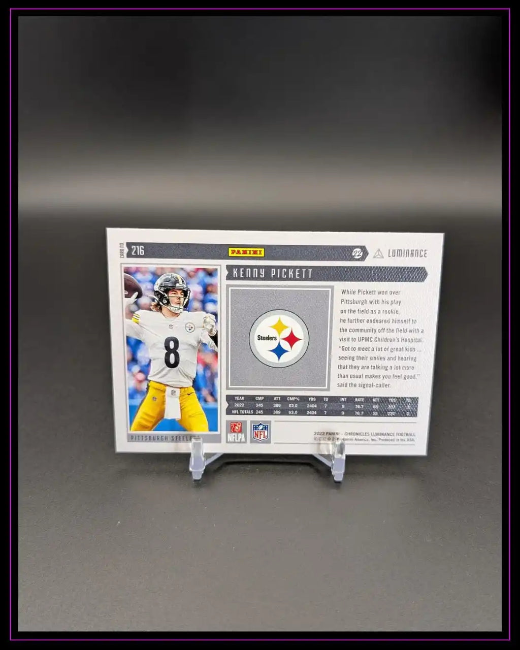 Rückseite einer Panini Luminance NFL Sammelkarte von Kenny Pickett, Spielerinfos und Steelers-Logo sichtbar.