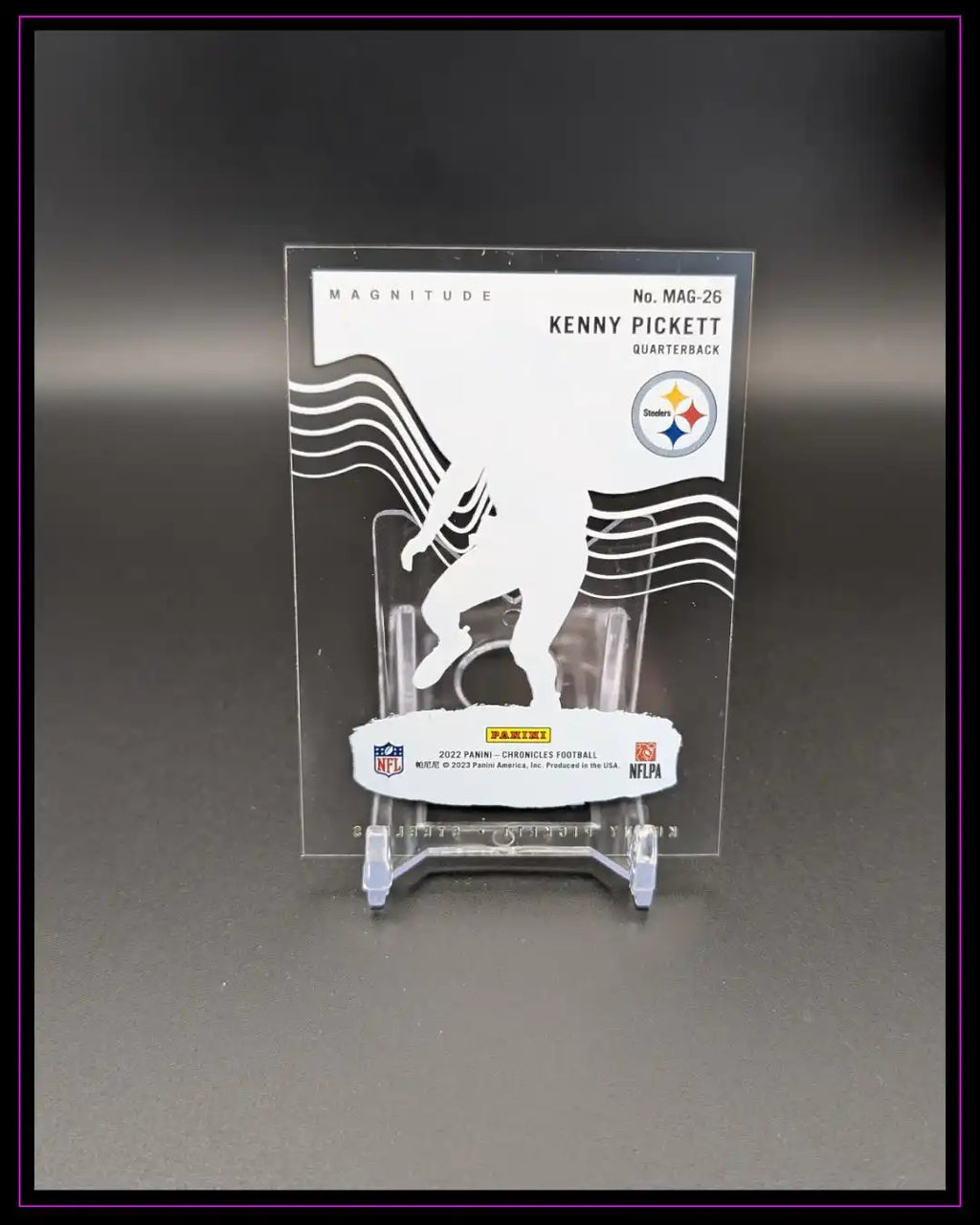 Kenny Pickett Panini Chronicles Football Trading Card 2022 auf Ständer, Rückseite